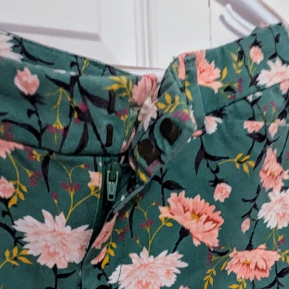 Old Navy Pixie Mid Rise Jeans in Green Floral - Picture 2 of 6